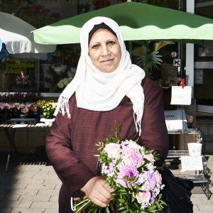 Eine Frau spricht mich an und bittet um ein Foto mit Blumen. Beim Blumenladen Waheed, Haupstraße